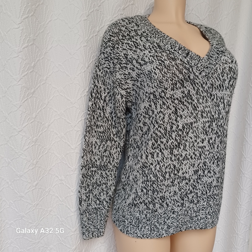 Victoria's Secret Women Size S Black and White V-Neck Sweater - Picture 4 of 13
